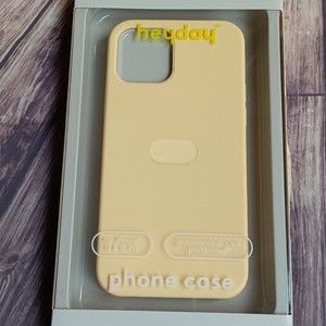 Apple iphone 12 /12 pro apple silicone case color mustard yellow